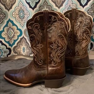 Beautiful Ariat cowgirl boots!